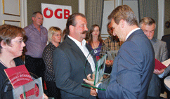 ATW-Betriebsrat Ferdinand Breiteck wird für einen beispielgebenden Sozialplan von ÖGB-Präsident Erich Foglar mit dem Betriebsrats-Award ausgezeichnet.