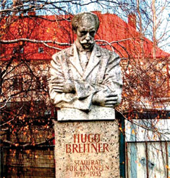 Hugo Breitner, Finanzstadtrat des "roten Wien" bis 1932 (hier sein Denkmal im Hof des nach ihm benannten Wiener Gemeindebaus), emigrierte 1936 unter dem Druck der austrofaschistischen Diktatur und lebte bis zu seinem Tod 1946 in den USA.