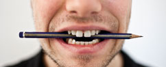 Man stecke einen Bleistift zwischen die Zähne und aktiviere so die Muskeln des richtigen Lächelns. Spätestens nach 20 Minuten soll es zu gleichen Veränderungen im Gehirn kommen wie beim echten Lachen.
