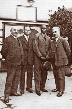 Hans Pregant (rechts), erster Präsident der Arbeiterkammer in Linz (1921-1934), mit zwei Kollegen und einem Gast aus Afrika.