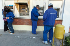 Oltchim-Mitarbeiter am Geldautomaten