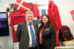 Botschaftsrat Hugo Kornses (norwegische Botschaft) und SOZAK-Absolventin Irene Brunner