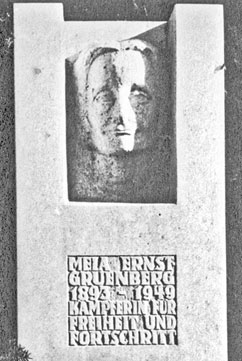 Grabdenkmal für Mela Ernst-Grünberg,  gewidmet von der Lagergemeinschaft Ravensbrück 1950.