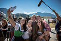 Bundespräsident Alexander Van der Bellen mit Jugendlichen, die Selfies mit ihm gemeinsam machen