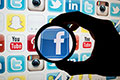 Symbolbild mit den Logos von Facebook, YouTube, Twitter und anderen Icons