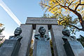Das Denkmal neben dem Parlament in Wien zeigt neben Viktor Adler zwei Gewerkschafter: den Wiener Bürgermeister Jakob Reumann und den Sozialstaatssekretär Ferdinand Hanusch.