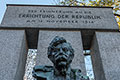 Das Republik-Denkmal neben dem Parlament in Wien mit der Büste Victor Adlers.
