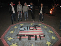 Jugendliche aus Leonding mit ihrem Straenkunstwerk gegen das Handelsabkommen TTIP - Transatlantic Trade and Investment Partnership.