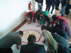 Auch bei der GJ-Landeskonferenz in Hrsching bei Linz machten Jugendliche mit einem selbst gemalten Transparent gegen die Aushhlung der Demokratie durch TTIP mobil.
