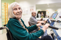 Eine 94-jährige Bewohnerin des Pflegeheims Meidling strampelt wegen ihrer Kniebeschwerden auf dem Theravital-Fahrrad.