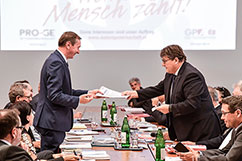 Christian Knill, Sprecher der Arbeitgeberseite, und PRO-GE-Chef Rainer Wimmer bei der bergabe des Forderungsprogrammes.