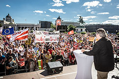GB-Prsident Katzian bei der Gro-Demonstration gegen den 12-Stunden-Tag