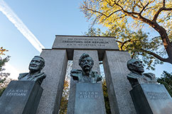 Das Denkmal neben dem Parlament in Wien zeigt neben Viktor Adler zwei Gewerkschafter: den Wiener Brgermeister Jakob Reumann und den Sozialstaatssekretr Ferdinand Hanusch.